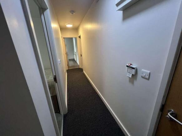 2 bed Flat to rent Image 12