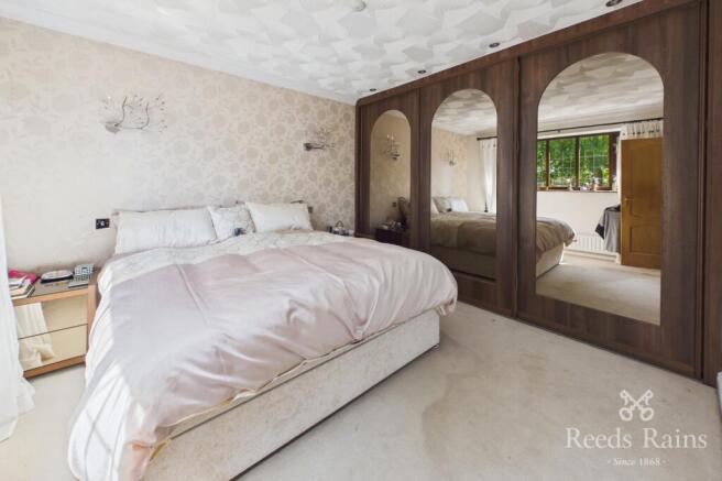 5 bed Detached for sale Image 5