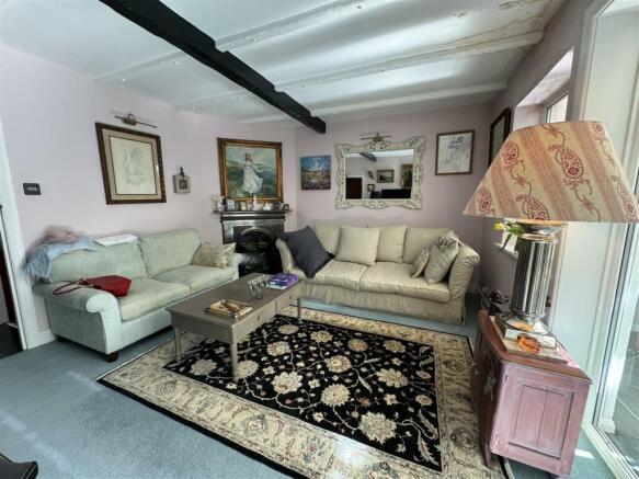 LOUNGE / LIVING ROOM