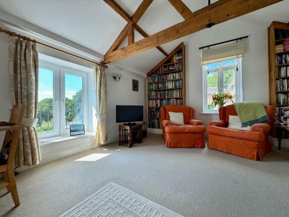 Sitting area/TV
