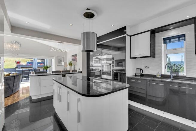 6 bed Detached for sale Image 6