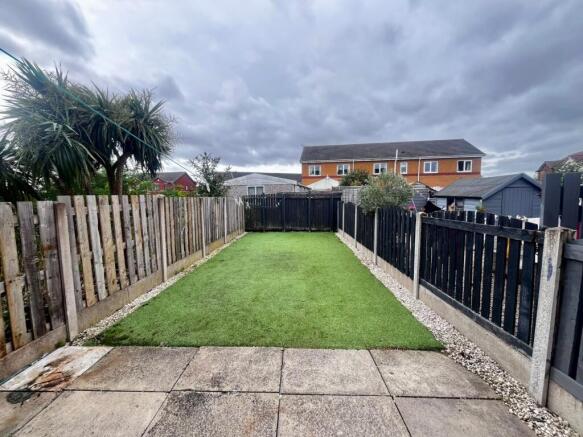 2 bed Terraced to rent Image 8