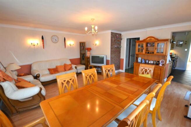FAMILY/DINING ROOM