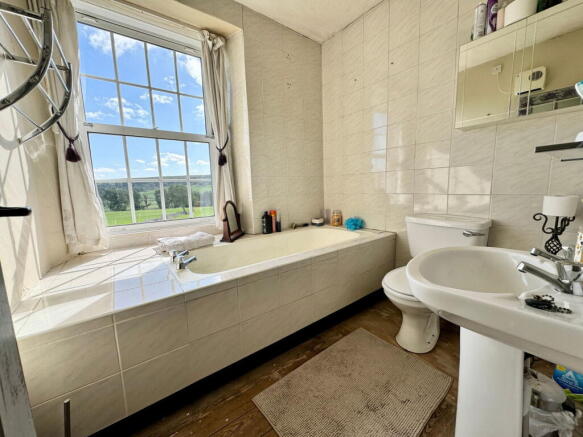 4 bed Detached for sale Image 8