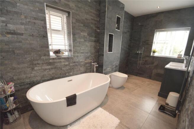 5 bed Detached for sale Image 6