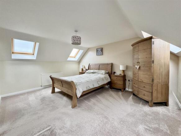 5 bed Detached for sale Image 4