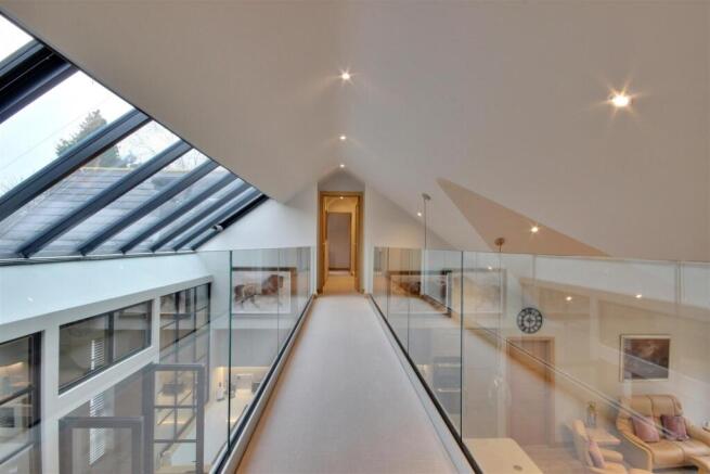5 bed Detached for sale Image 5