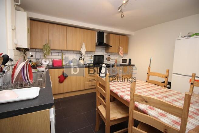 5 bed House Share to rent Image 6