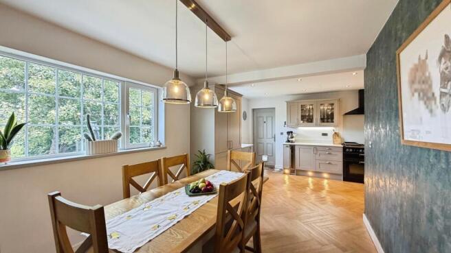 4 bed Detached for sale Image 6