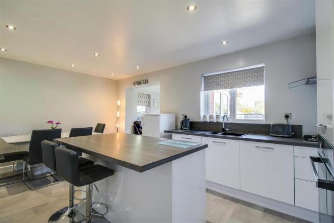 4 bed Detached for sale Image 4