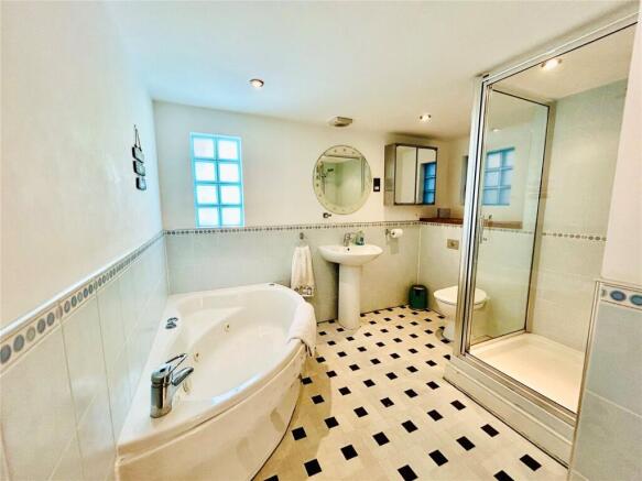 2 bed Flat for sale Image 7