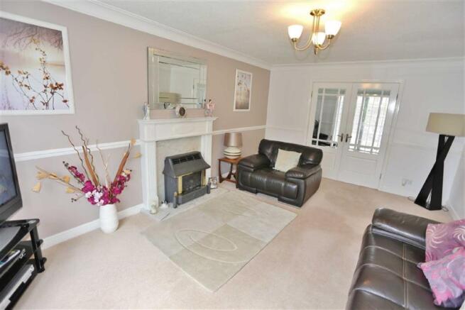 LIVING ROOM (FRONT)