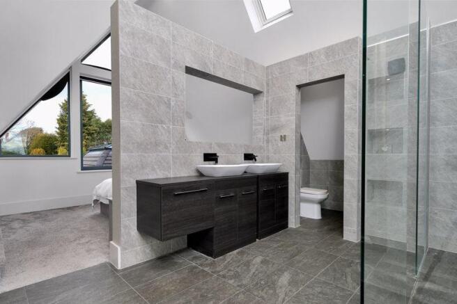 Main En Suite