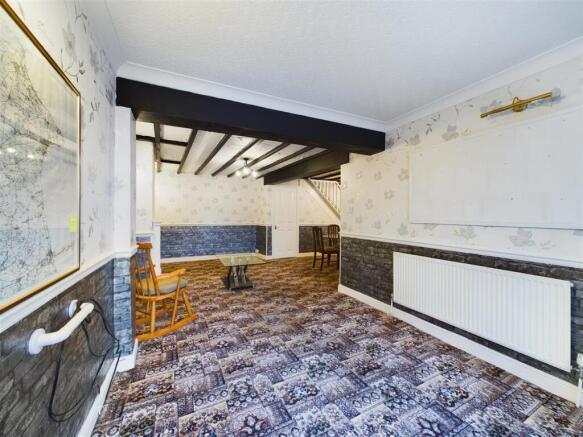 'L' SHAPED LOUNGE/ DINING ROOM