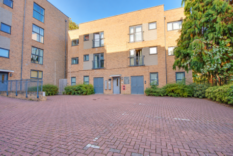 No Forward Chain! Thornhill! Spacious Lounge Diner! Ensuite Shower Room!