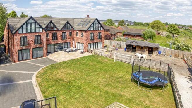 9 bed Detached for sale Image 5