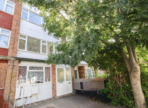 Three-bedroom apartment situated in a quiet resid
