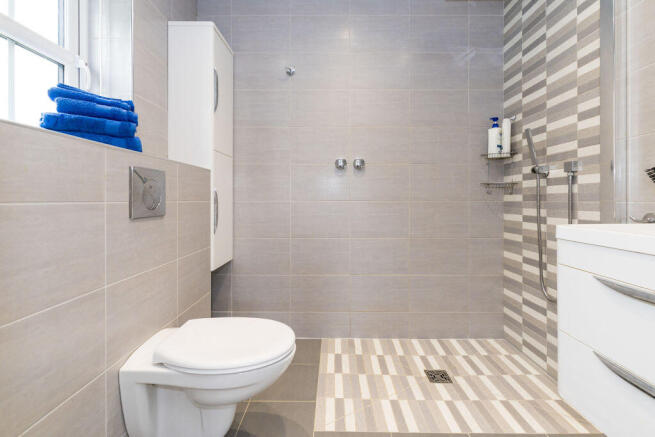 5 bed Detached for sale Image 12