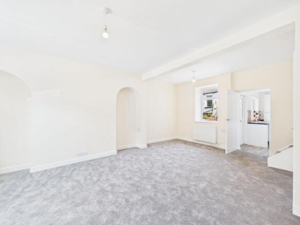2 bed Terraced to rent Image 6