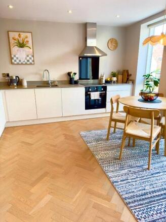 2 bed Flat for sale Image 4