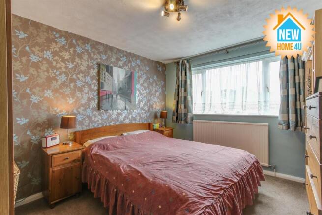 MAIN BEDROOM: