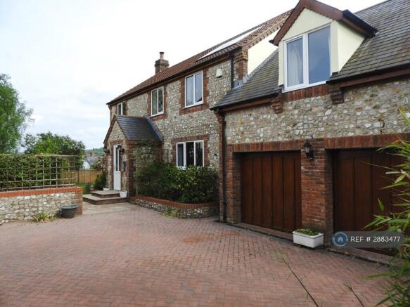 5 Bed 2 En Suit Spacious Property
