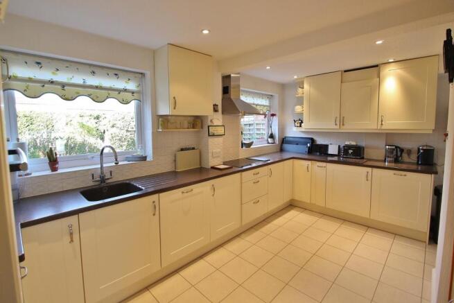 Kitchen 2.JPG