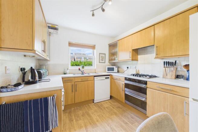 Rudkin Place, Fishbourne photo 4