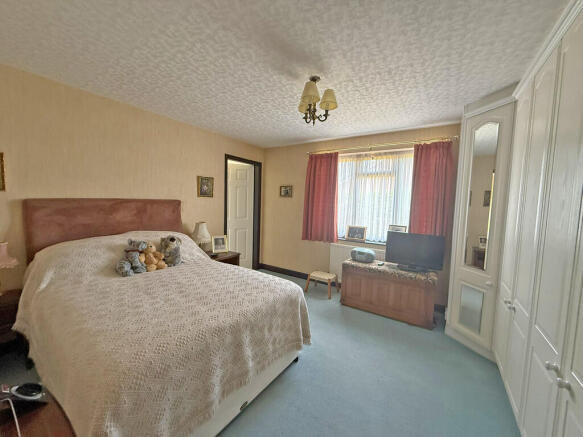 4 bed Detached Bungalow for sale Image 7