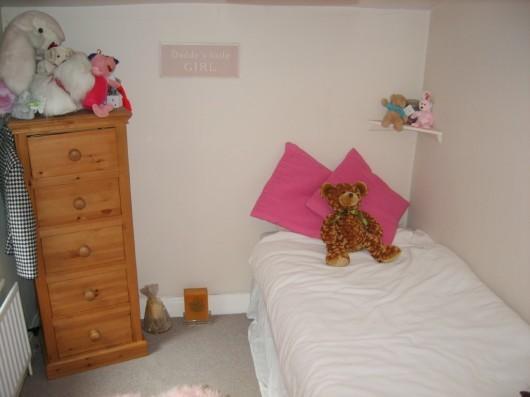 SINGLE BEDROOM