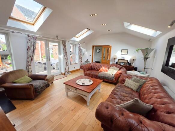 5 bed Detached for sale Image 7