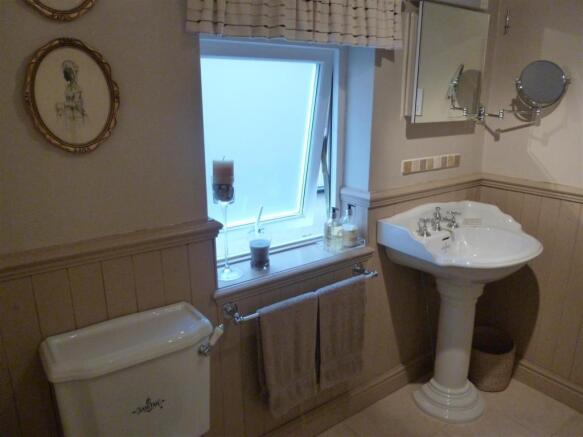 EN-SUITE SHOWER ROOM