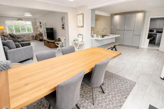 Kitchen/breakfast/dining room