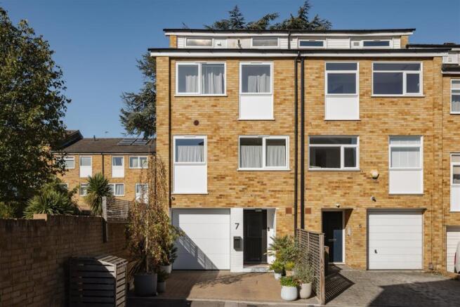 Ashdon Close, IG8