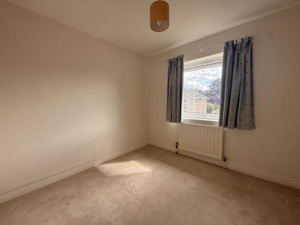 4 bed House to rent Image 8