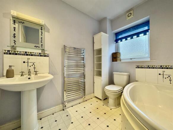 5 bed Detached for sale Image 4