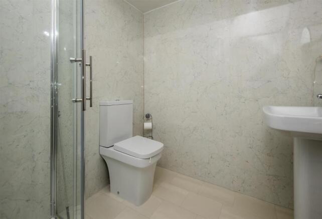 GUEST EN-SUITE SHOWER ROOM