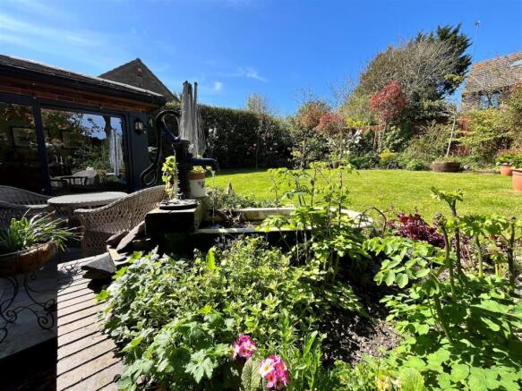 5 bed Detached for sale Image 7