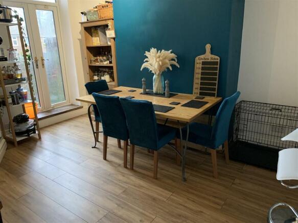 REAR LOUNGE