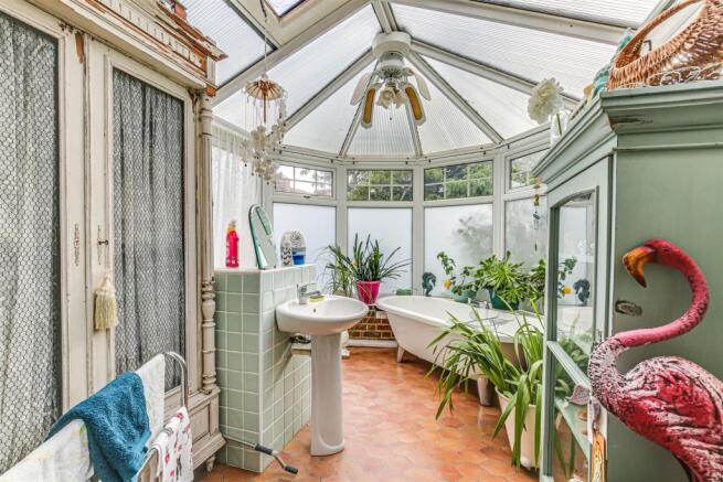 15 En-suite bathroom.jpg