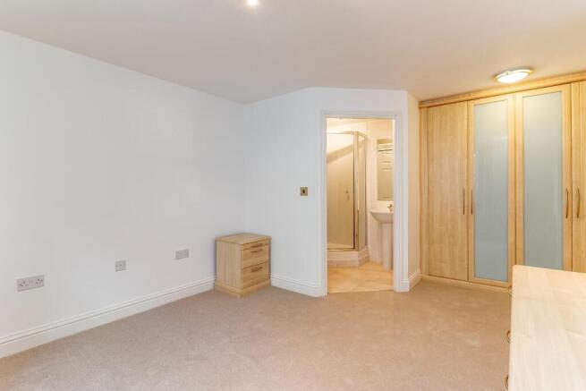 3 bed Apartment for sale Image 8