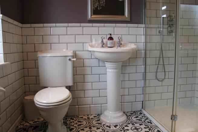 27 Abbottsford Bathroom 3.JPG