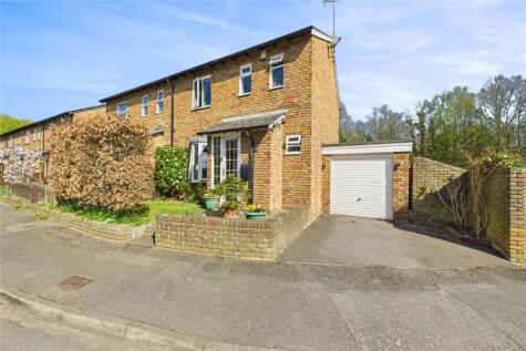 Hammond Way, Lightwater, Surrey, GU18