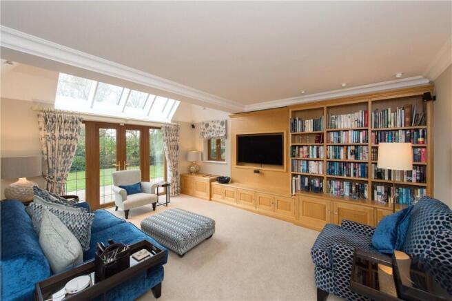 5 bed Detached for sale Image 8