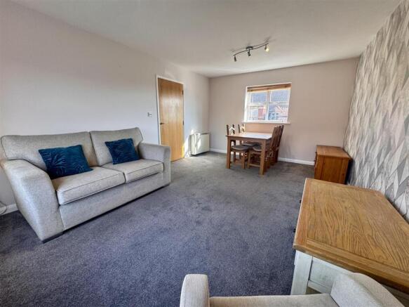 2 bed Apartment to rent Image 5