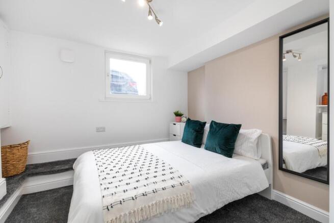 5 bed House to rent Image 5