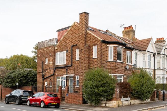 Epsom Road, E10