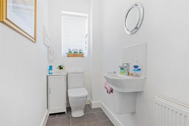 20 Gresley Way - cloakroom.jpg