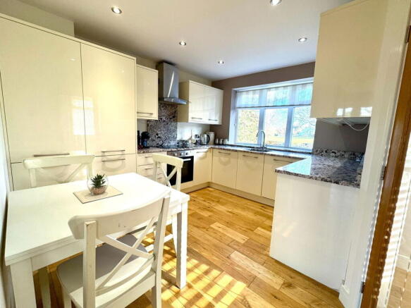6 bed Detached for sale Image 9