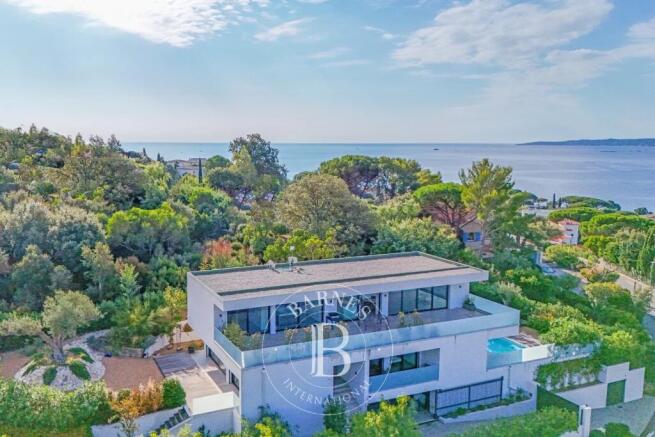 CONTEMPORARY VILLA WITH SPA